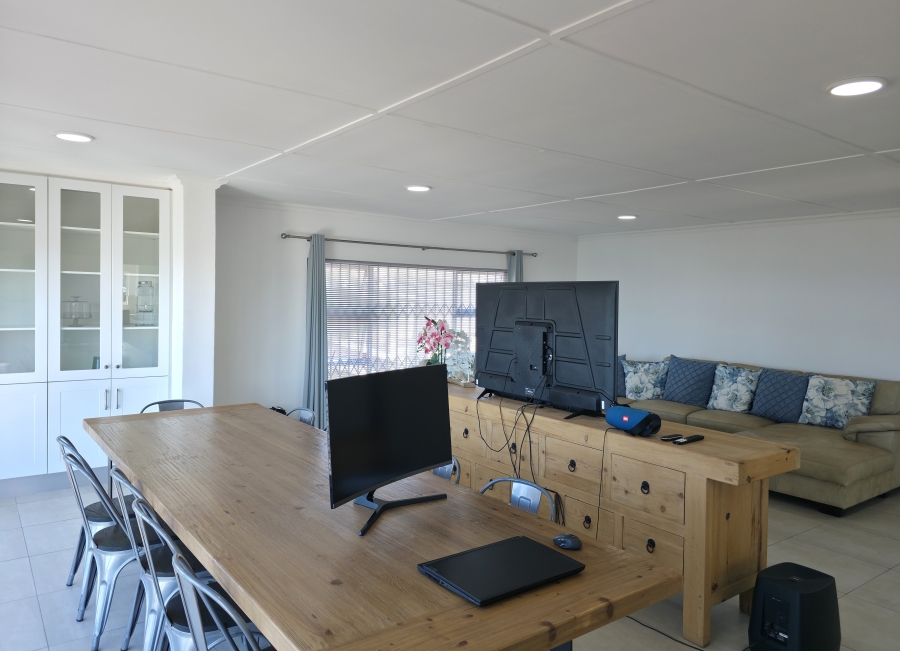 6 Bedroom Property for Sale in Wavecrest Eastern Cape